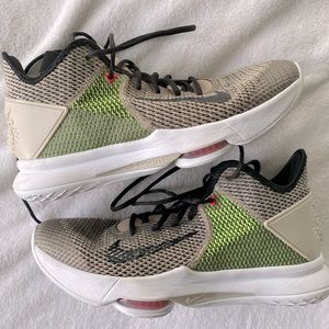 Nike Men's Lebron Witness IV Basketball Shoes